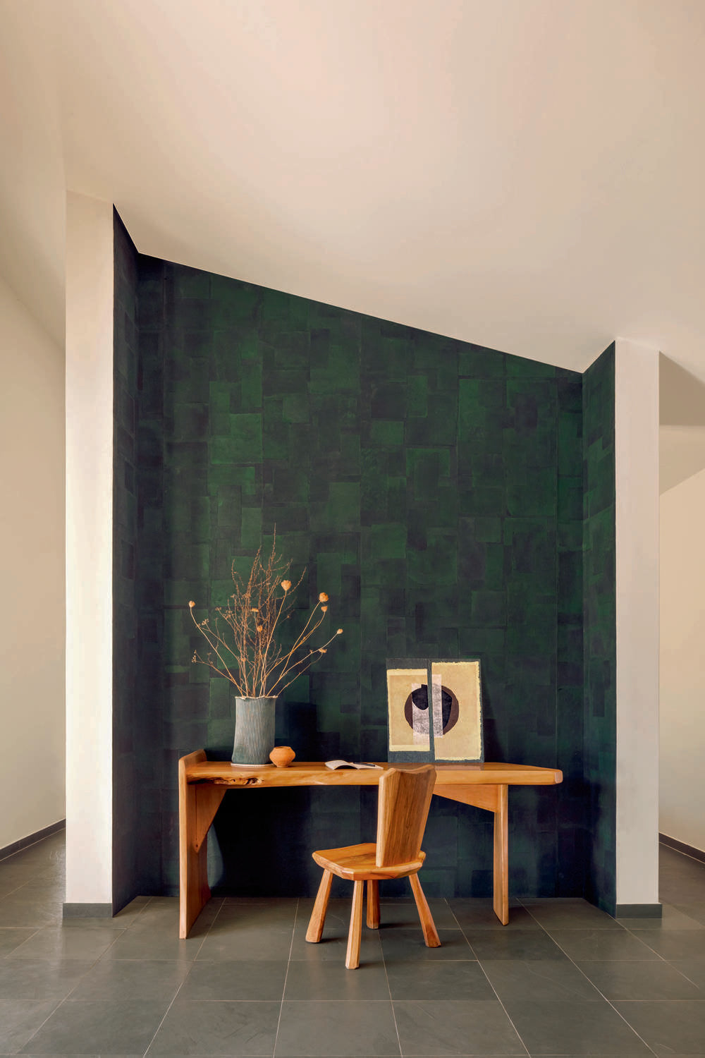 Élitis Art Paper Amami RM 1035 06 in een sfeervol interieur