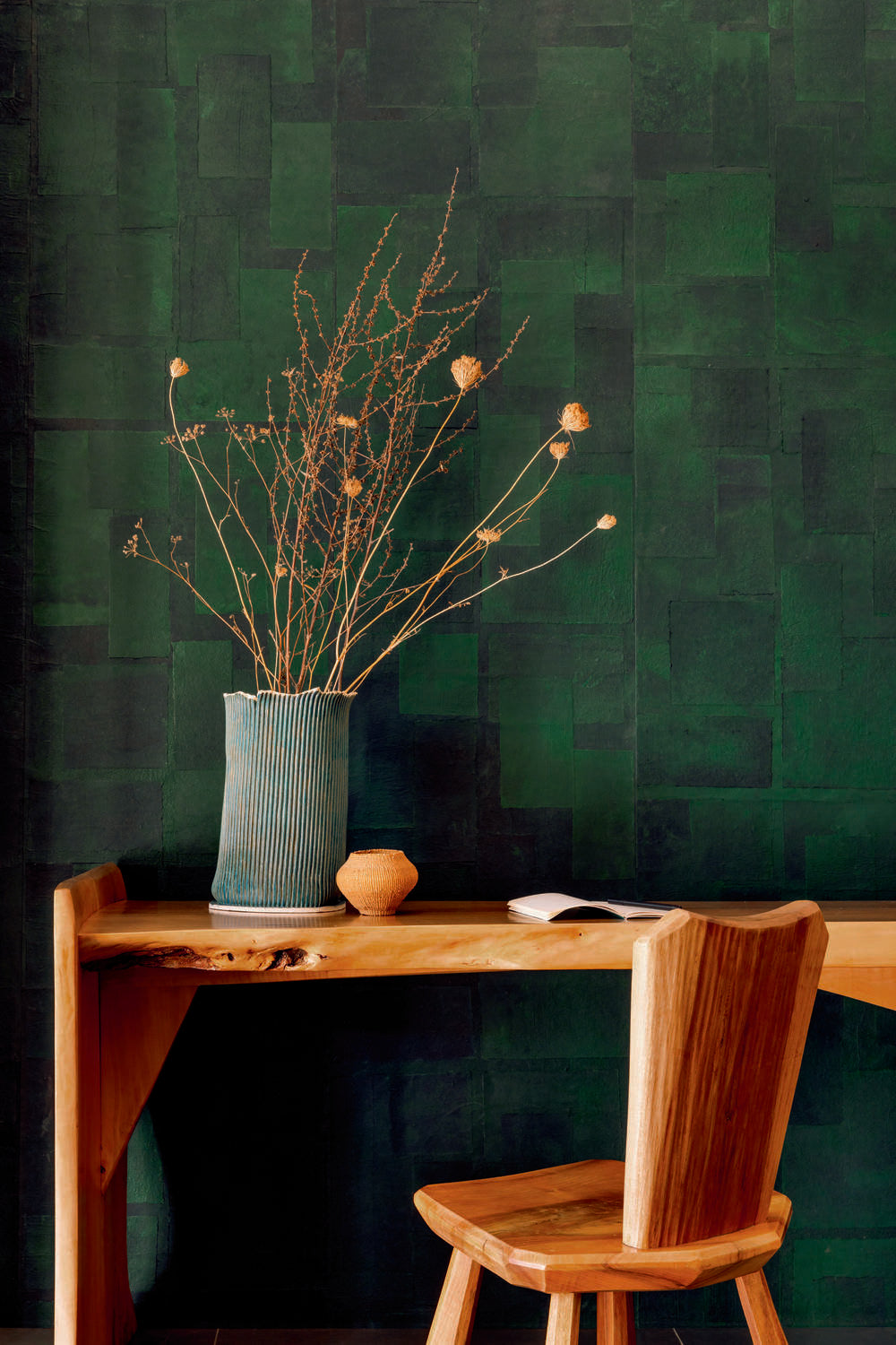 Élitis Art Paper Amami RM 1035 06 in een sfeervol interieur