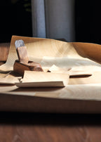 Élitis Marqueteries Empreintes RM 1040 15 in een sfeervol interieur