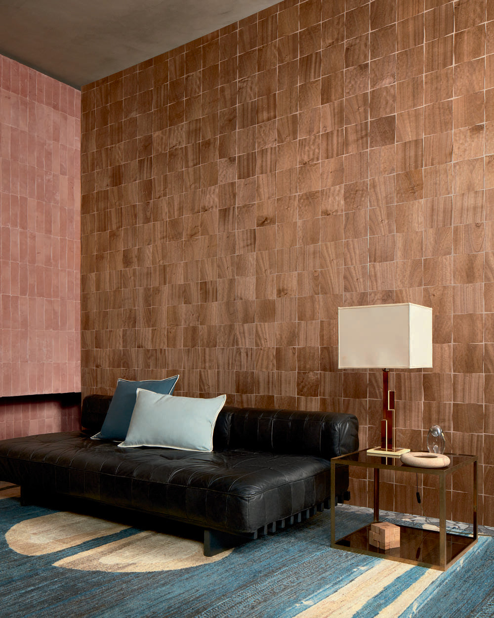 Élitis Marqueteries Feuilles d'Or RM 1041 15 in een sfeervol interieur