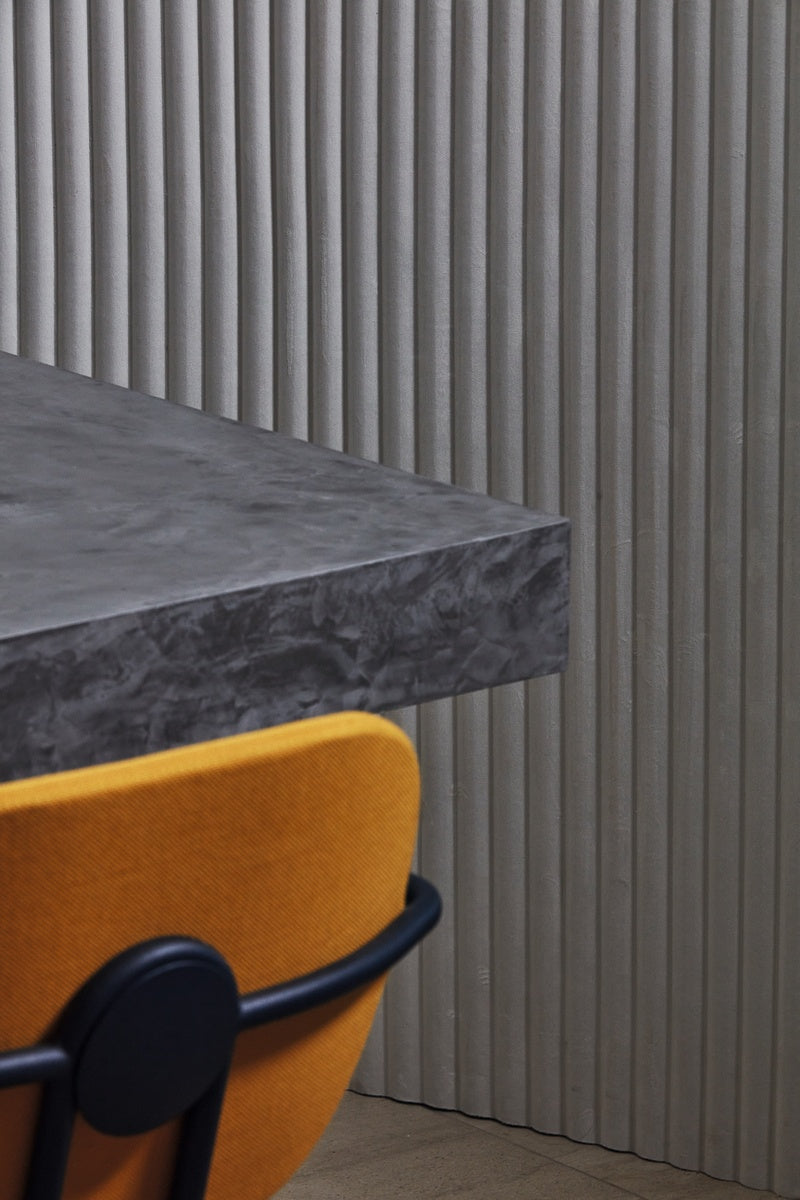 Élitis Rayures Jumelles Pilastre RM 1043 01 in een sfeervol interieur
