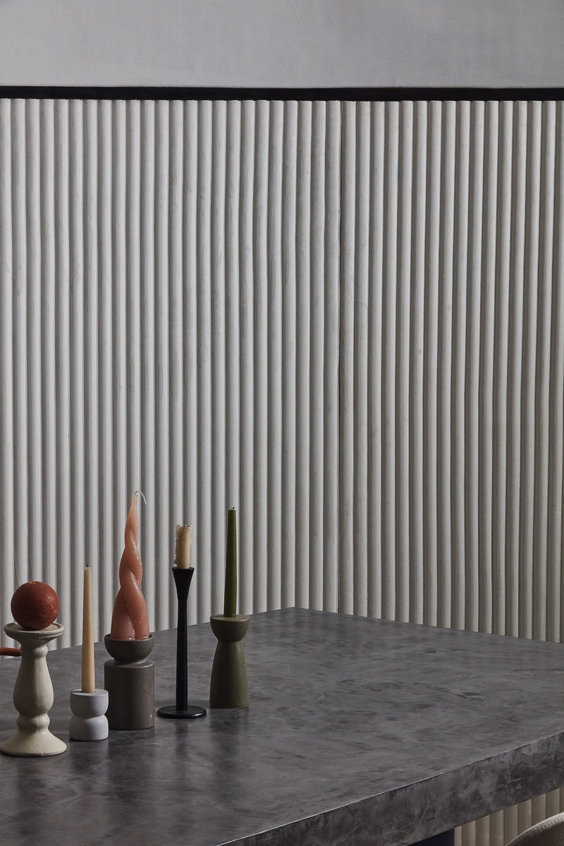 Élitis Rayures Jumelles Pilastre RM 1043 01 in een sfeervol interieur