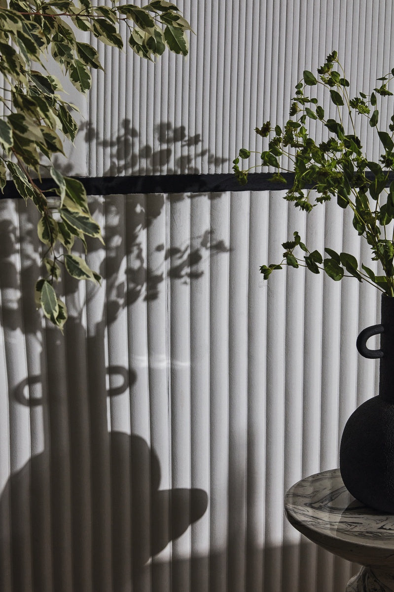 Élitis Rayures Jumelles Pilastre RM 1043 01 in een sfeervol interieur