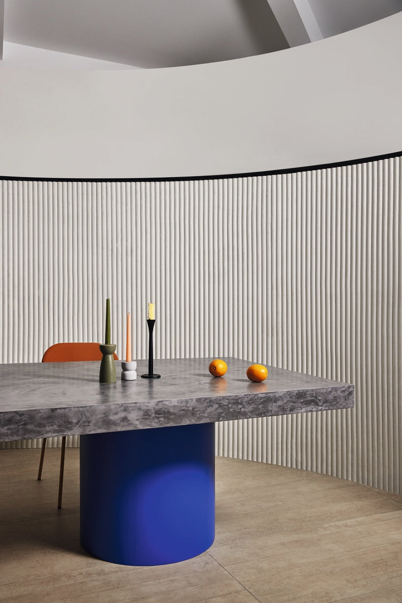 Élitis Rayures Jumelles Pilastre RM 1043 01 in een sfeervol interieur