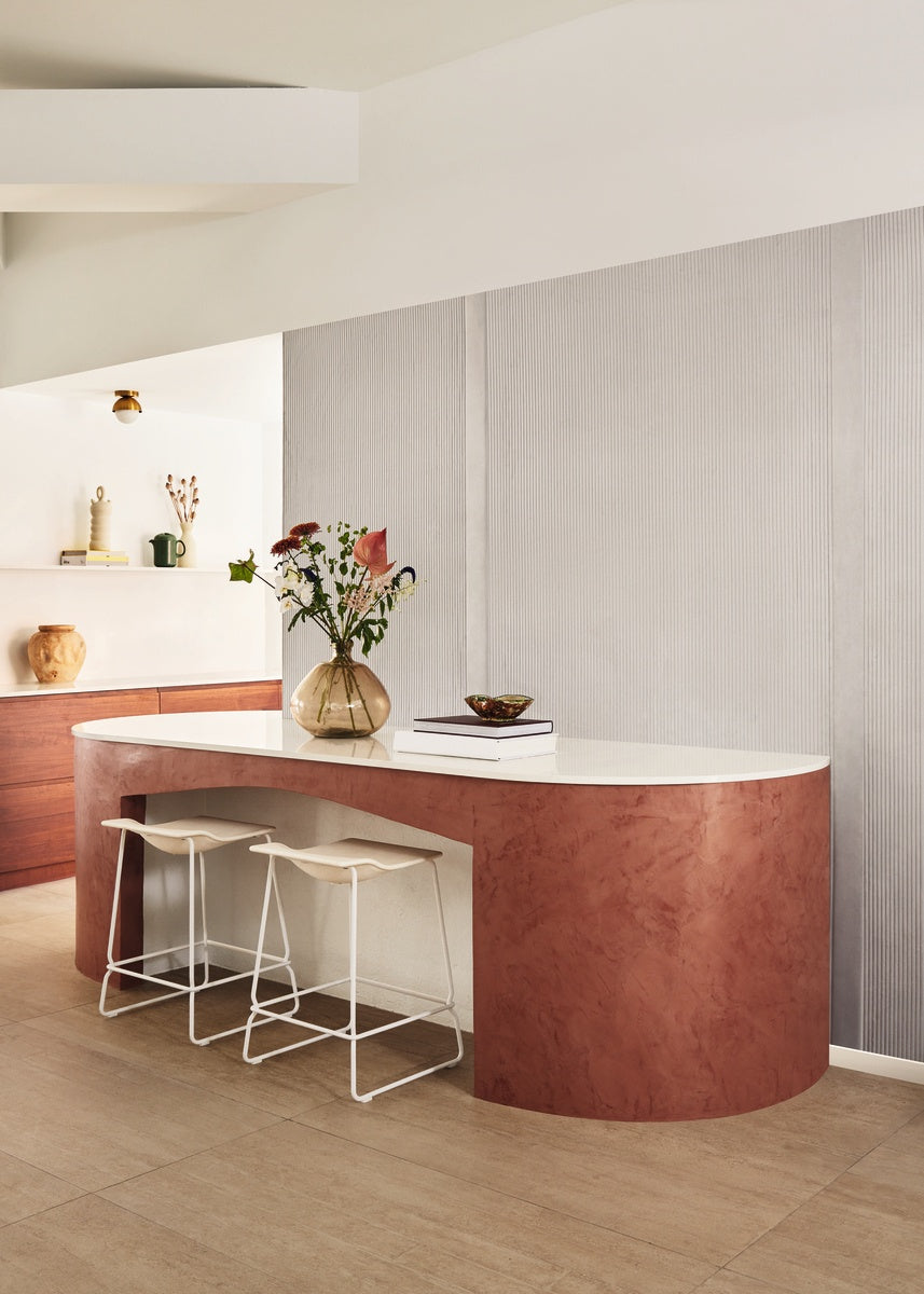 Élitis Rayures Jumelles Colonne RM 1044 40 in een sfeervol interieur