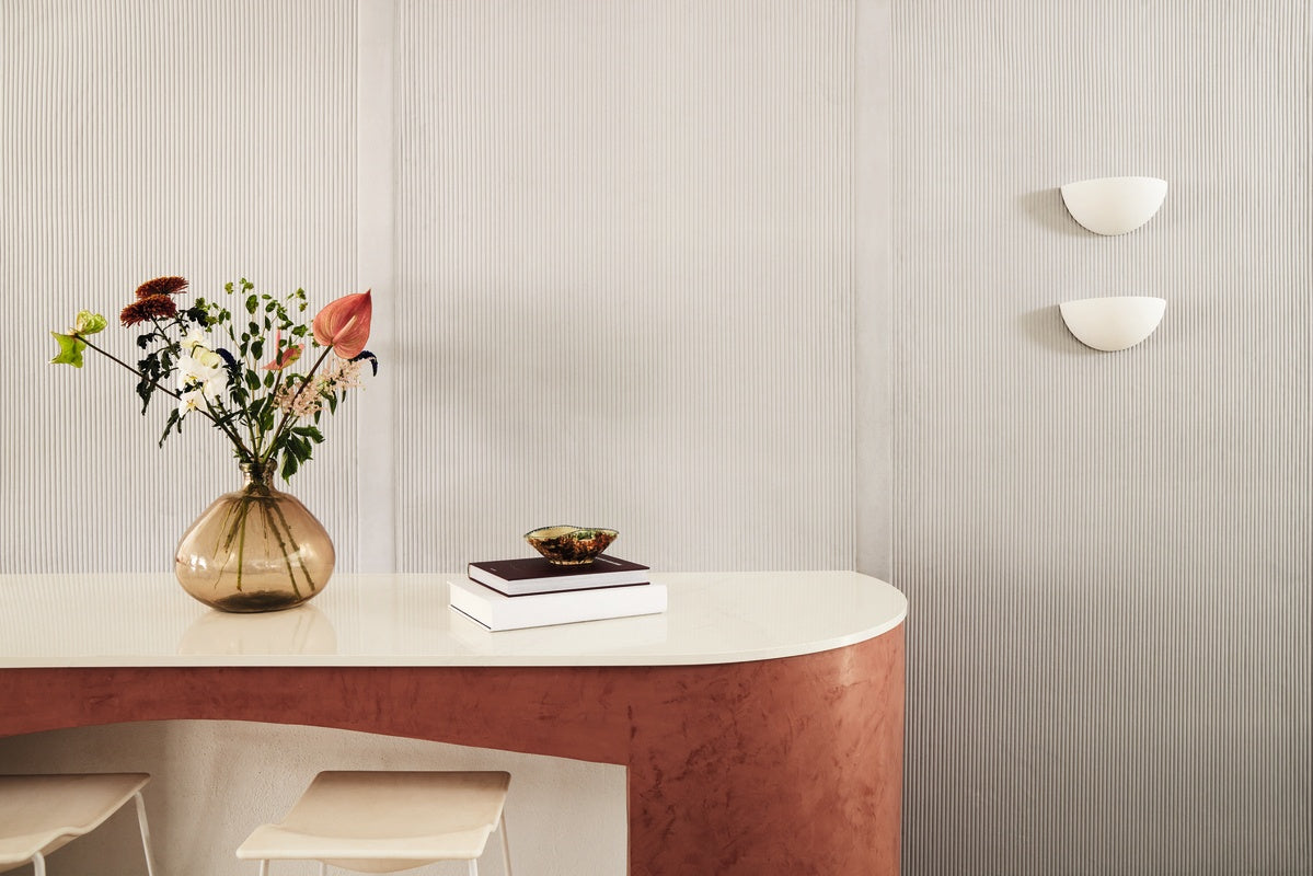 Élitis Rayures Jumelles Colonne RM 1044 40 in een sfeervol interieur