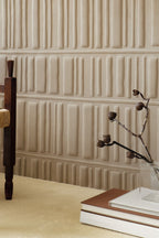 Élitis Velatura Boudoir suédine RM 1105 04 in een sfeervol interieur