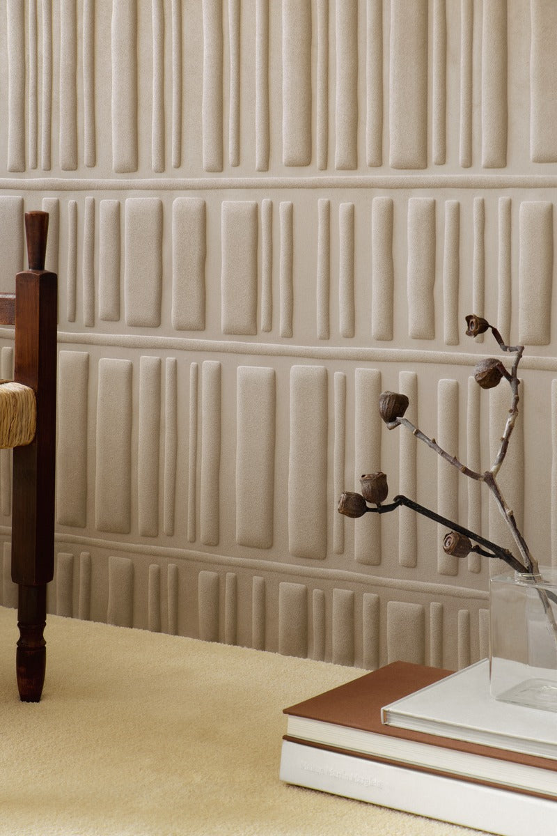 Élitis Velatura Boudoir suédine RM 1105 04 in een sfeervol interieur