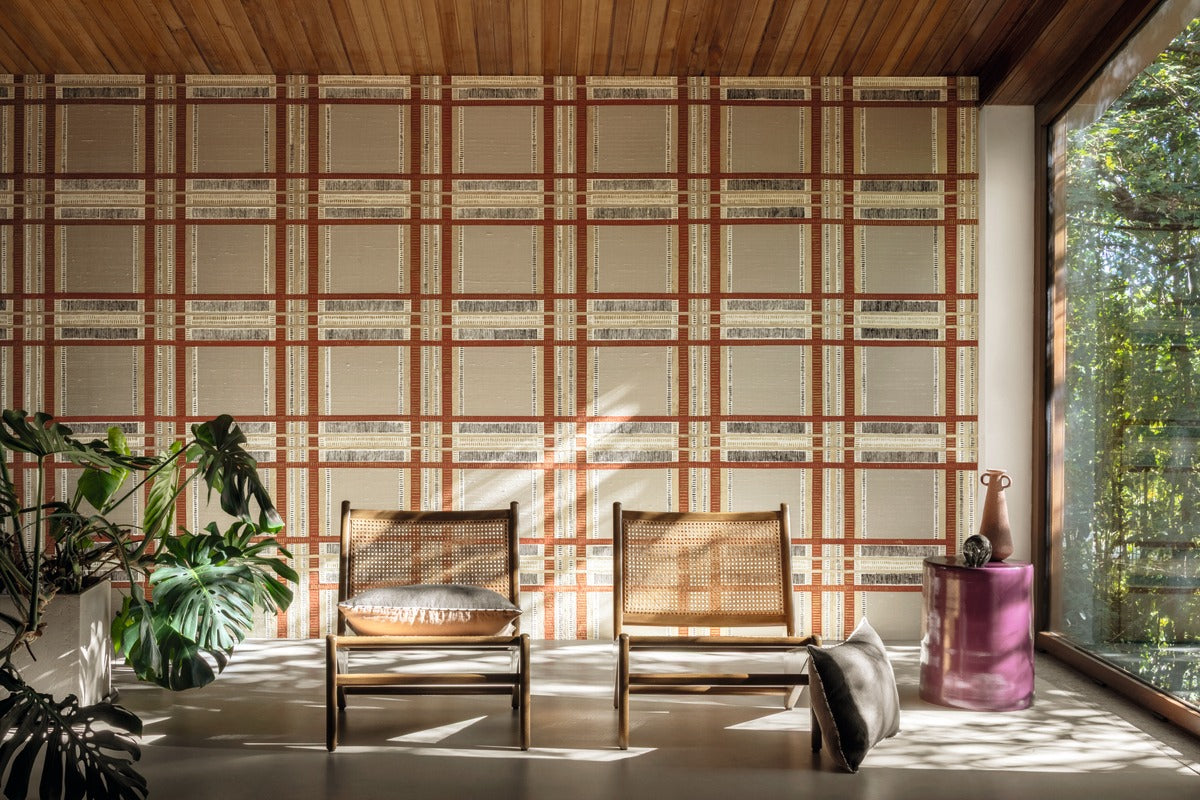 Élitis Pamir Shiraz RM 1126 03 in een sfeervol interieur