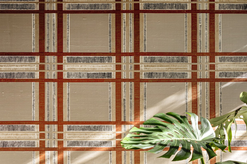 Élitis Pamir Shiraz RM 1126 03 in een sfeervol interieur