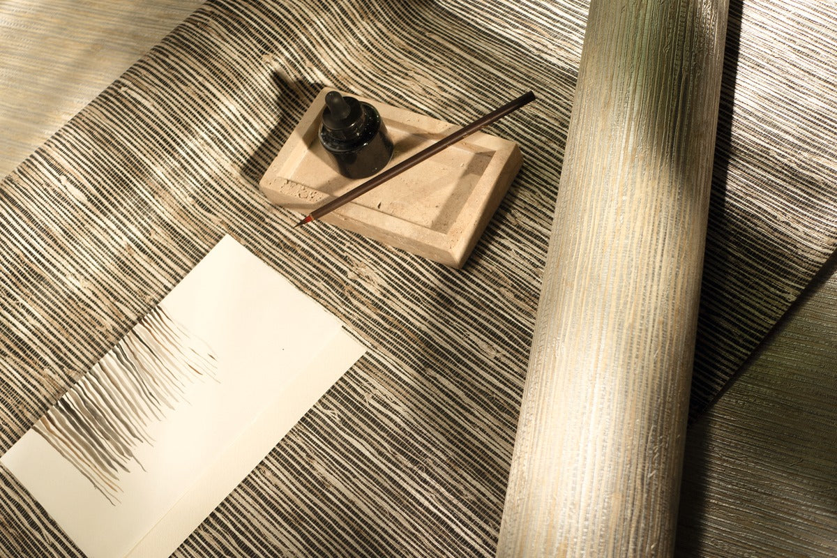 Élitis Madagascar Arrowroot Raw Raffia Arrowroot VP 1050 03 in een sfeervol interieur