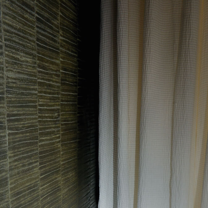 Élitis Anguille Big Croco Galuchat VP 424 10 in een sfeervol interieur