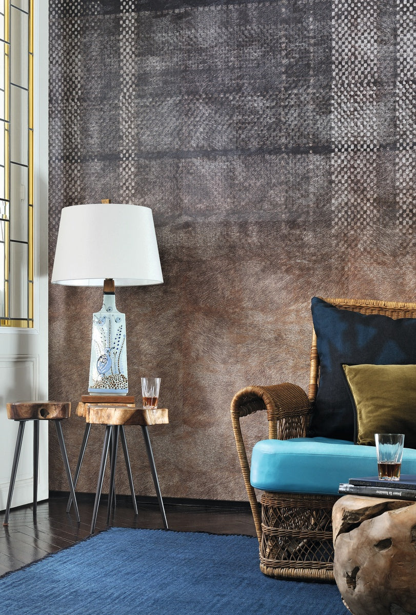 Elitis Indomptée VP 615 01 Balmoral in een sfeervol interieur