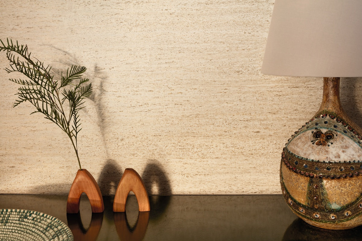 Élitis Ortigia Travertin VP 633 12 in een sfeervol interieur