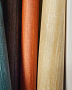 Élitis Soie Changeante Kosa Silk VP 928 45 in een sfeervol interieur