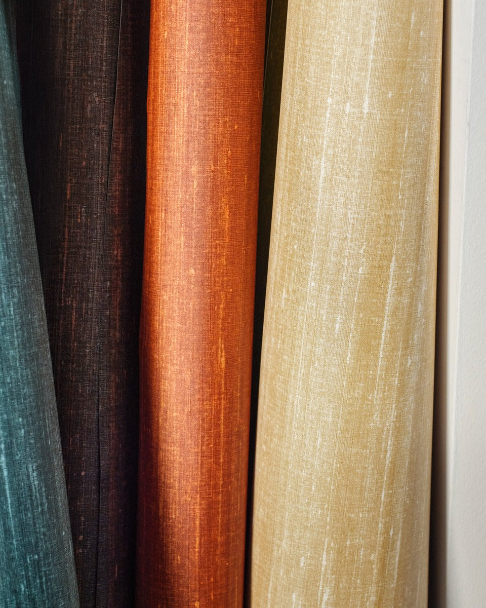 Élitis Soie Changeante Kosa Silk VP 928 45 in een sfeervol interieur
