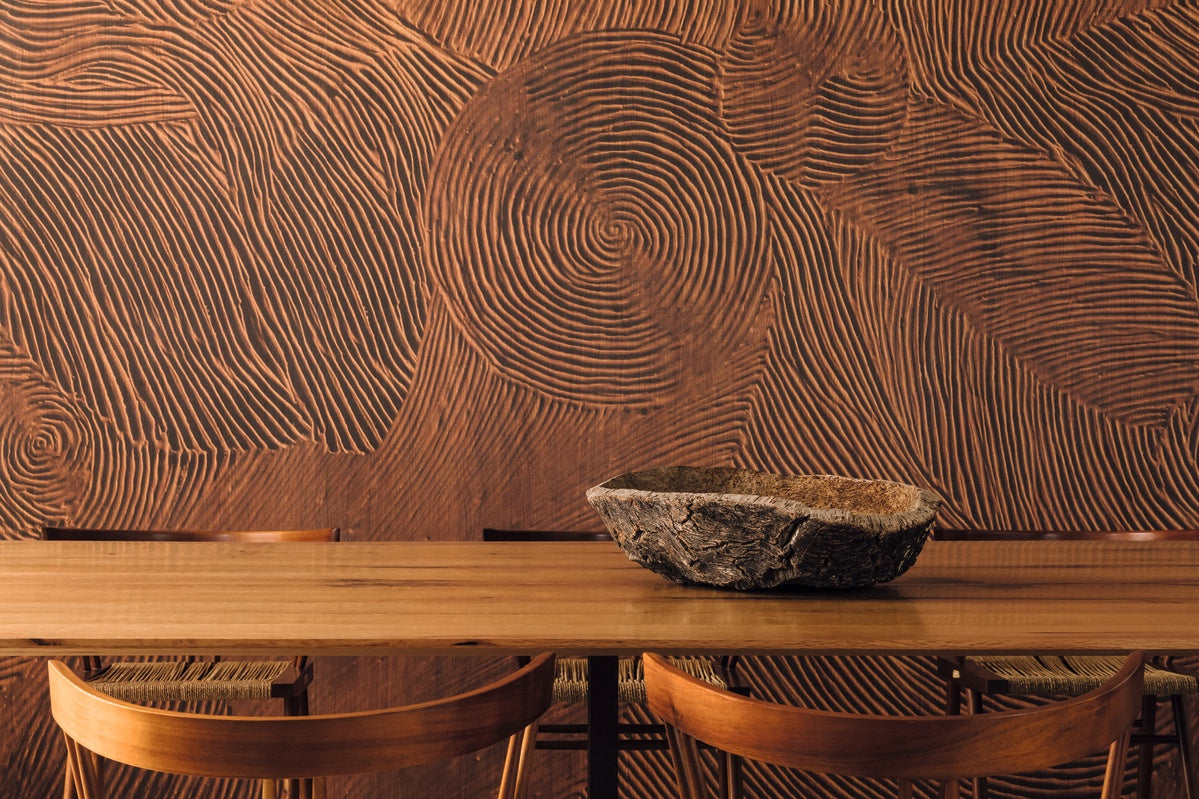 Élitis Bois Sculpté Nuit Cinétique VP 939 01 in een sfeervol interieur