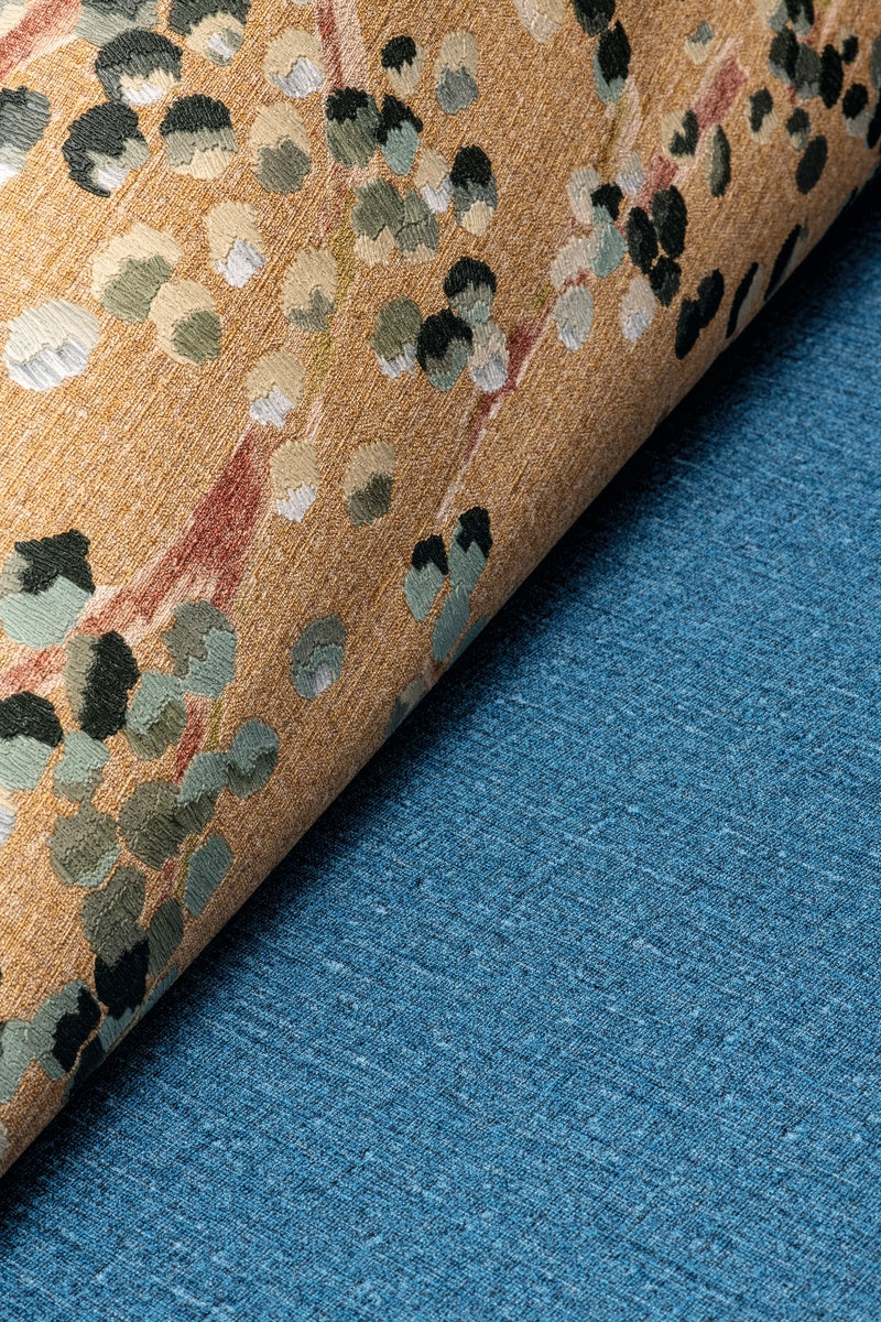 Élitis Lins Brodés Milos VP 955 05 in een sfeervol interieur