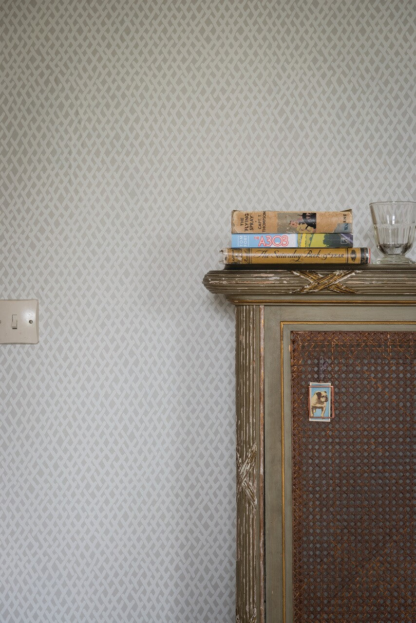 Farrow & Ball Amime 4401 behang in een slaapkamer