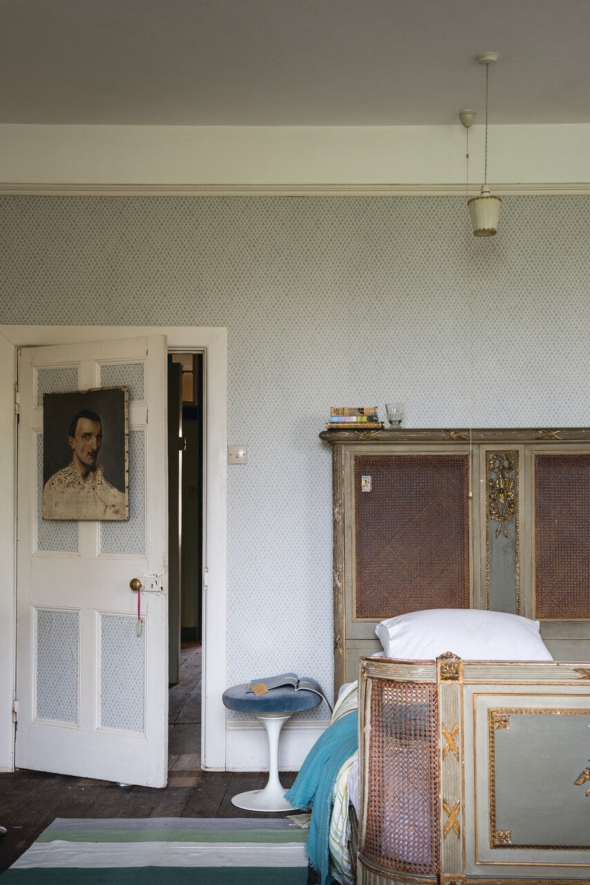 Farrow & Ball Amime 4401 behang in een slaapkamer, sfeerbeeld 2