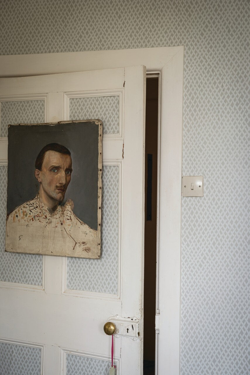 Farrow & Ball Amime 4401 behang in een slaapkamer, sfeerbeeld 3