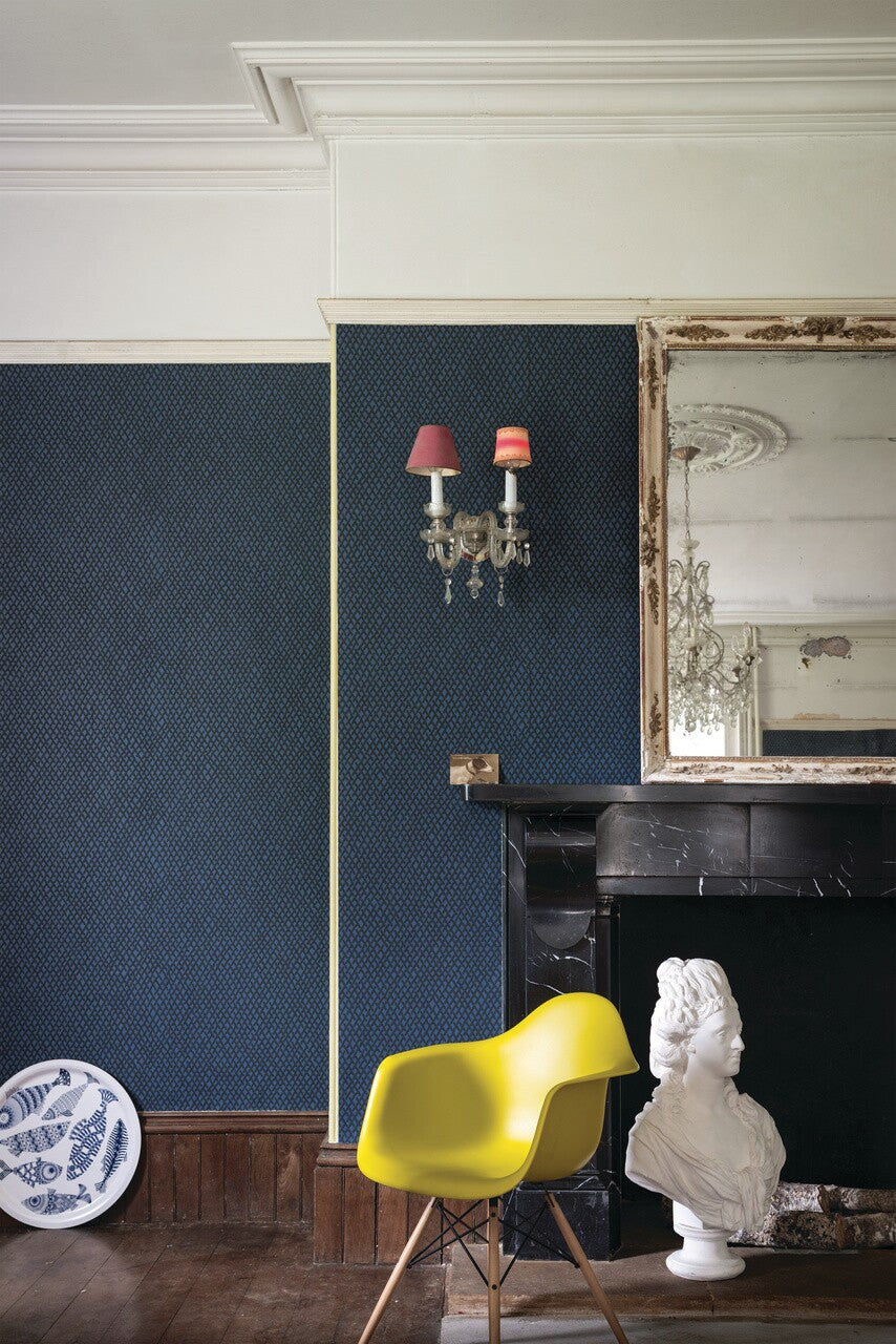 Farrow & Ball Amime 4405 behang in een woonkamer, sfeerbeeld 2