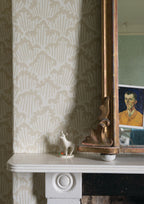 Farrow & Ball Aranami 4601 behang in een slaapkamer