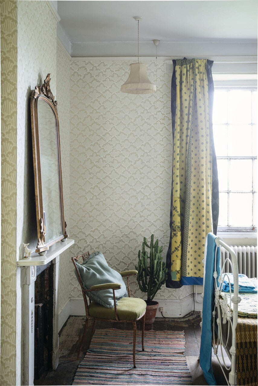 Farrow & Ball Aranami 4601 behang in een slaapkamer, sfeerbeeld 2