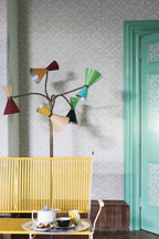 Farrow & Ball Aranami 4602 behang in een woonkamer, sfeerbeeld 2