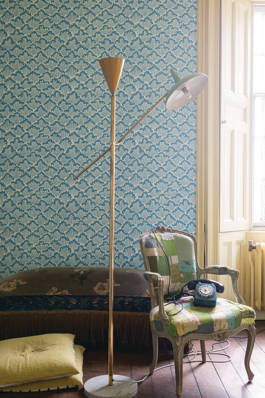 Farrow & Ball Aranami 4604 behang in een woonkamer