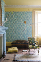 Farrow & Ball Aranami 4604 behang in een woonkamer, sfeerbeeld 3