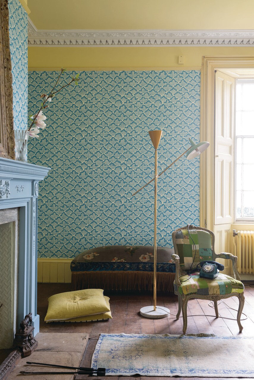 Farrow & Ball Aranami 4604 behang in een woonkamer, sfeerbeeld 3