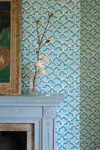 Farrow & Ball Aranami 4604 behang in een woonkamer, sfeerbeeld 4