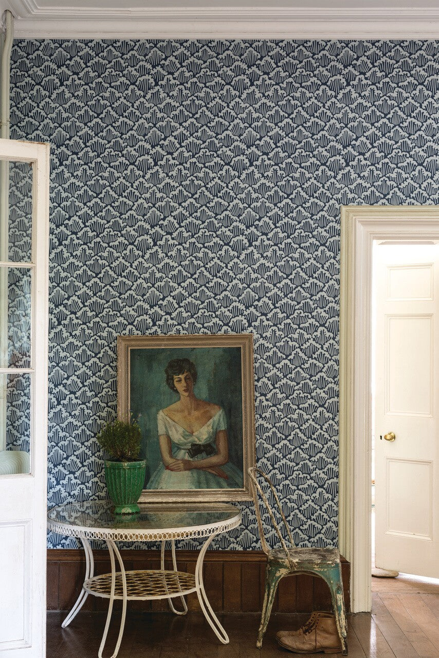 Farrow & Ball Aranami 4605 behang in een woonkamer