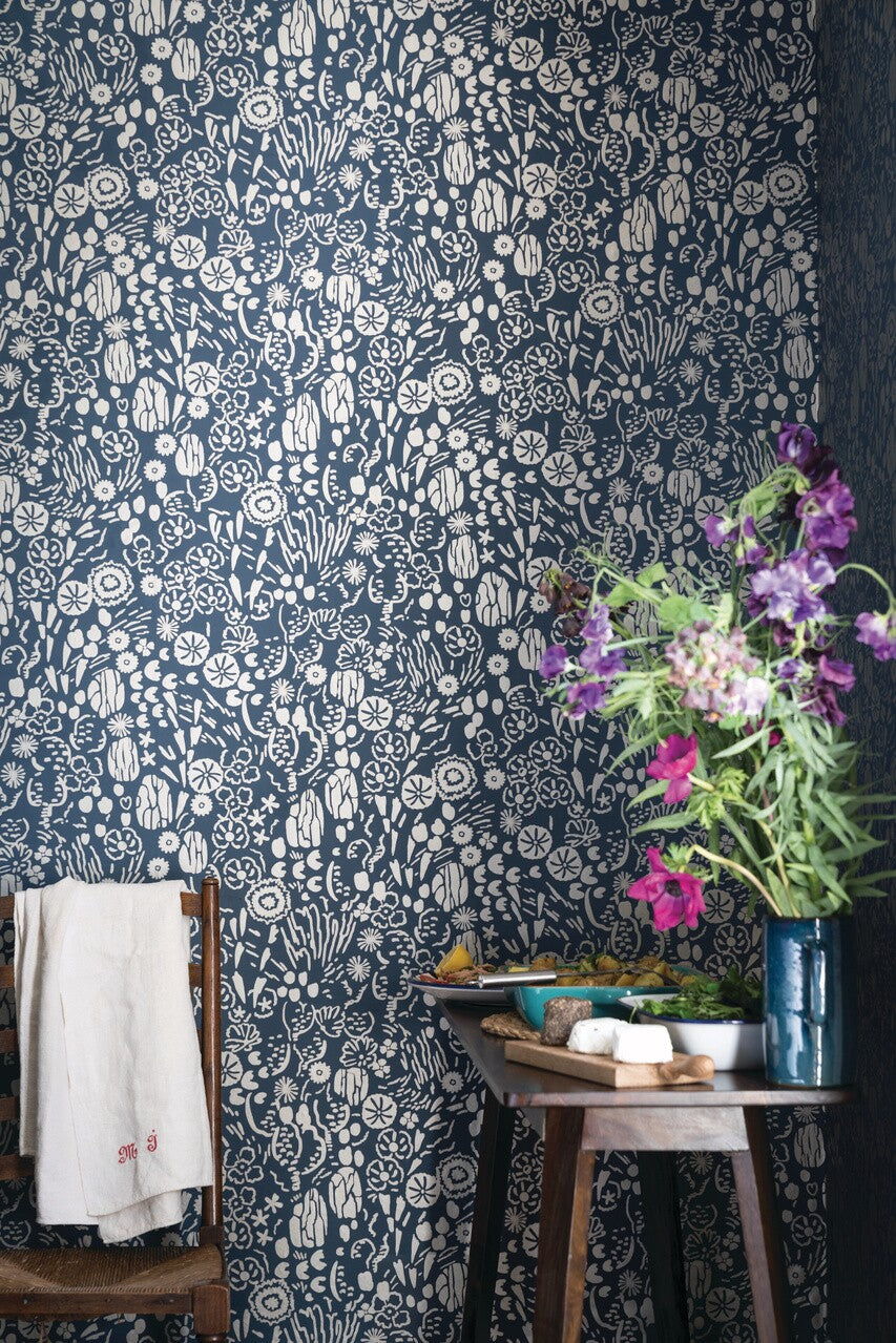 Farrow & Ball Atacama 58-06 behang in een woonkamer