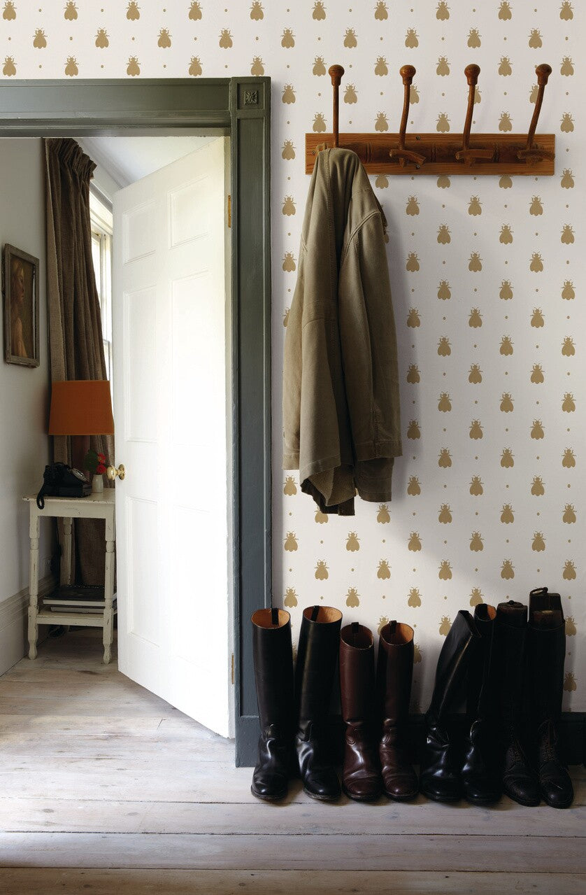 Farrow & Ball Bumble Bee 507 behang in een hal