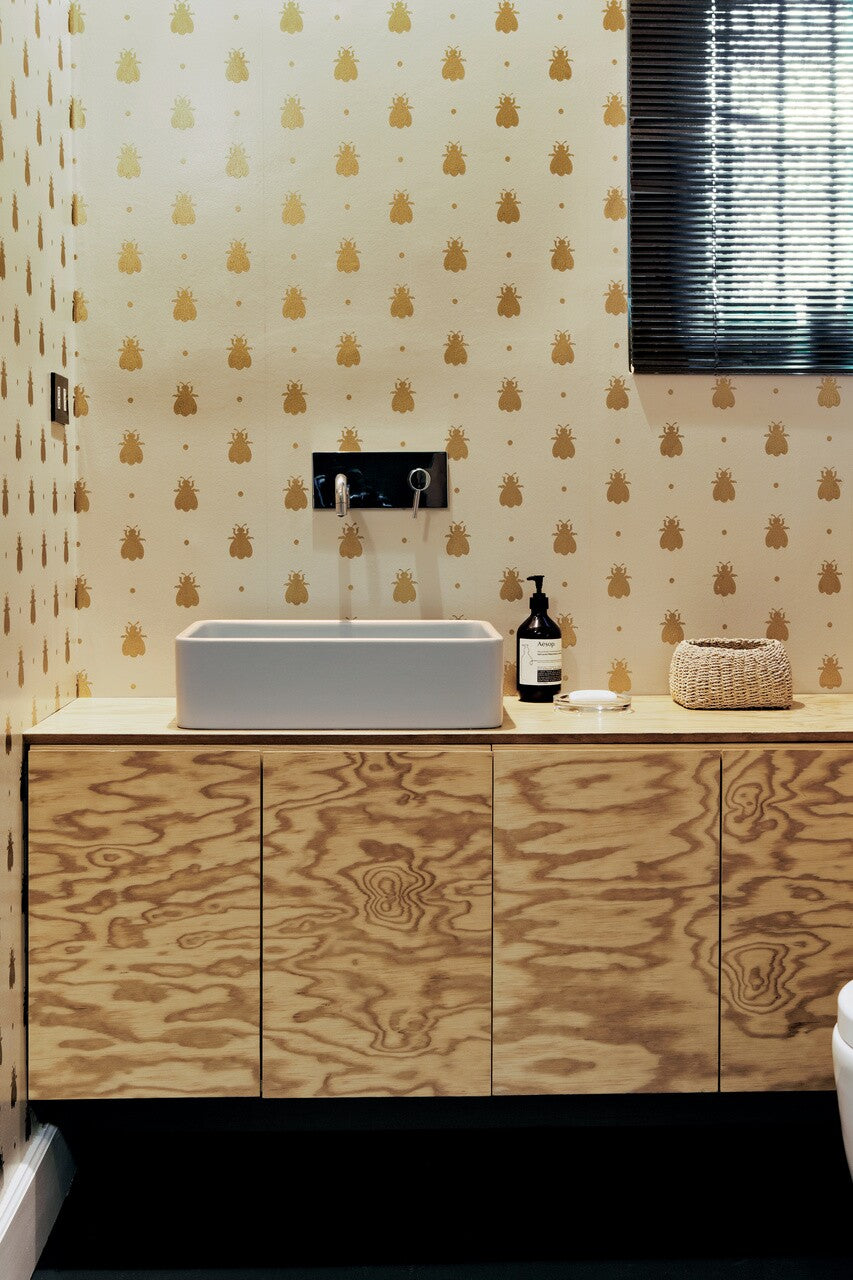 Farrow & Ball Bumble Bee BP 525 behang in een badkamer