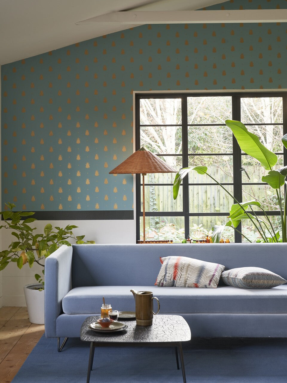 Farrow & Ball Bumble Bee BP 555 behang in een woonkamer