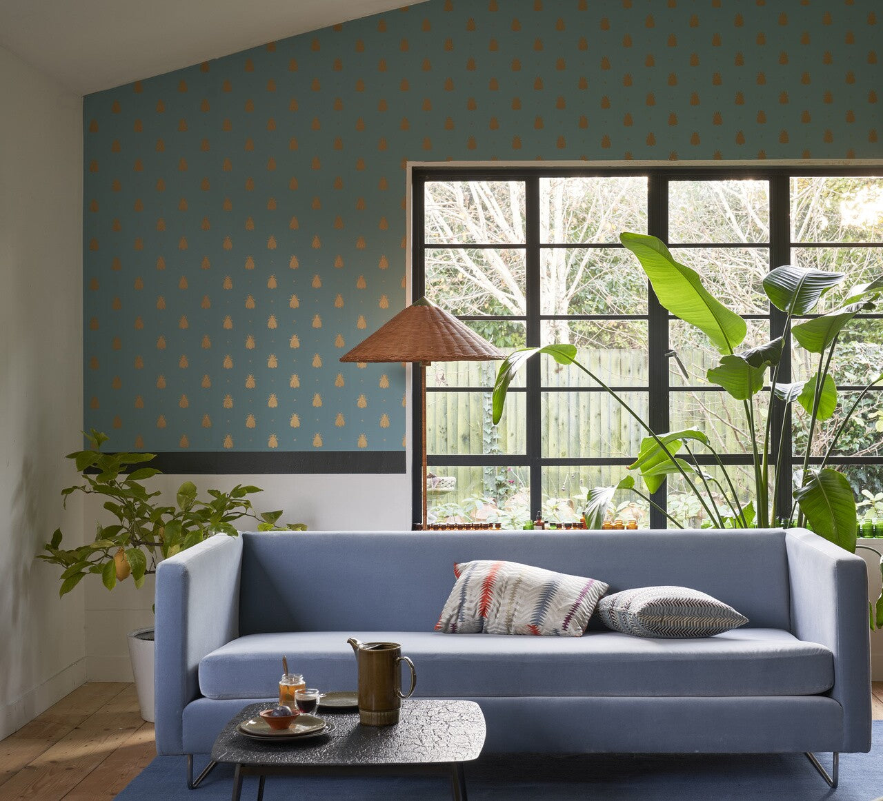 Farrow & Ball Bumble Bee BP 555 behang in een woonkamer, sfeerbeeld 2