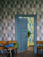 Farrow & Ball Carte Blanche Check 60-01 behang in een woonkamer