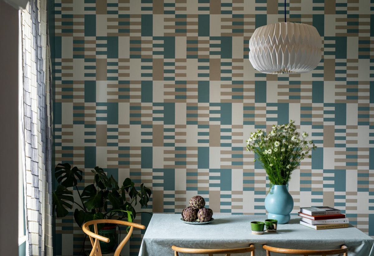Farrow & Ball Carte Blanche Check 60-03 behang in een interieur