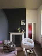 Farrow & Ball Carte Blanche Dot 59-02 behang in een woonkamer, sfeerbeeld 2