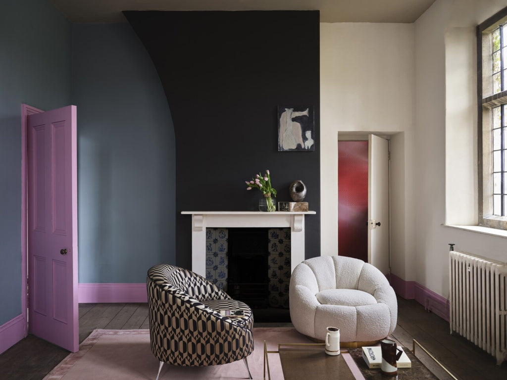 Farrow & Ball Carte Blanche Dot 59-02 behang in een woonkamer, sfeerbeeld 3