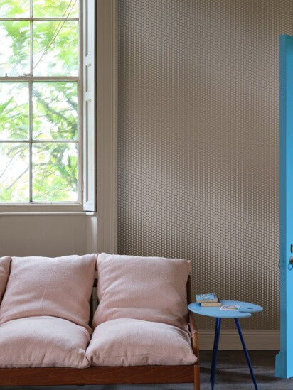 Farrow & Ball Carte Blanche Dot 59-03 behang in een woonkamer