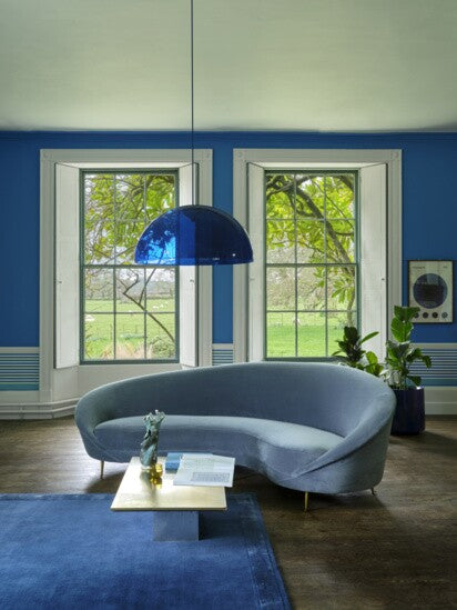 Farrow & Ball Carte Blanche Stripe 61-01 behang in een woonkamer