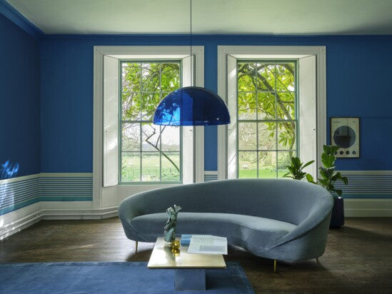 Farrow & Ball Carte Blanche Stripe 61-01 behang in een woonkamer, sfeerbeeld 2