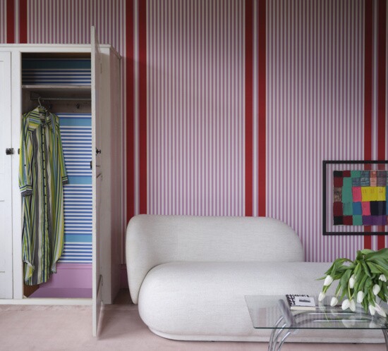 Farrow & Ball Carte Blanche Stripe 61-01 behang in een woonkamer, sfeerbeeld 3