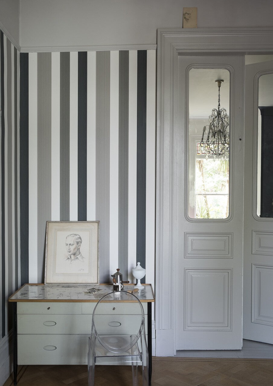 Farrow & Ball Chromatic Stripe 4201 behang in een hal, sfeerbeeld 4