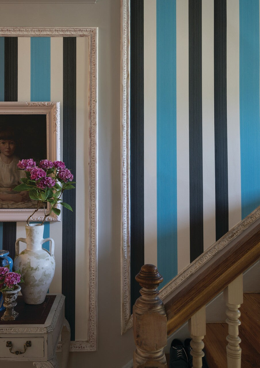 Farrow & Ball Chromatic Stripe 4205 behang in een hal, sfeerbeeld 3