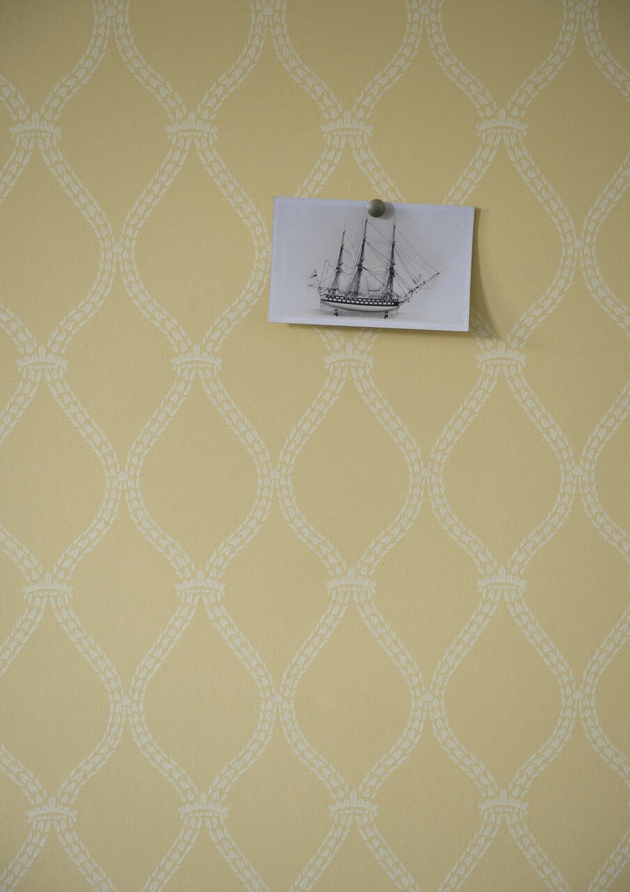 Farrow & Ball Crivelli Trellis 3105 behang in een woonkamer